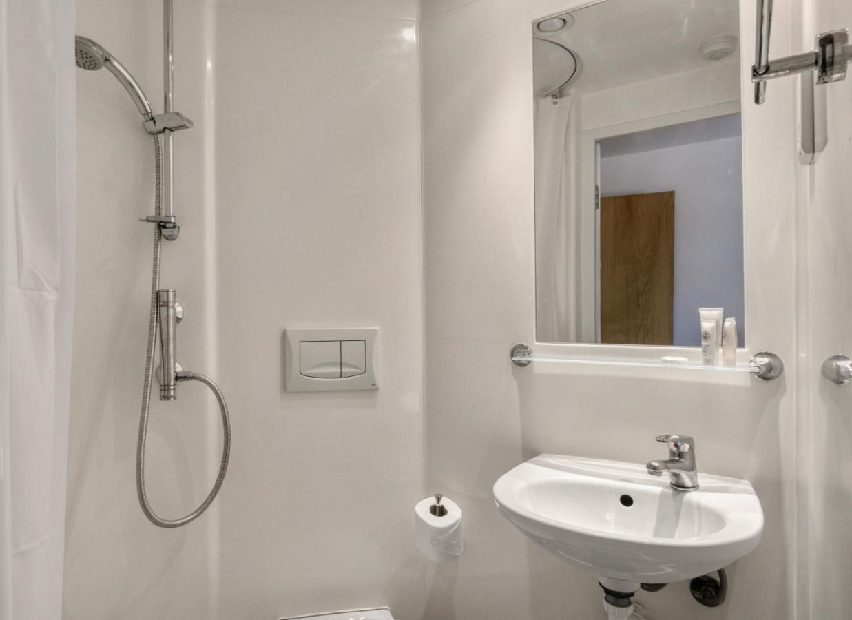 Bright & Central Room In Luton, Sleeps 2 Лутън Екстериор снимка